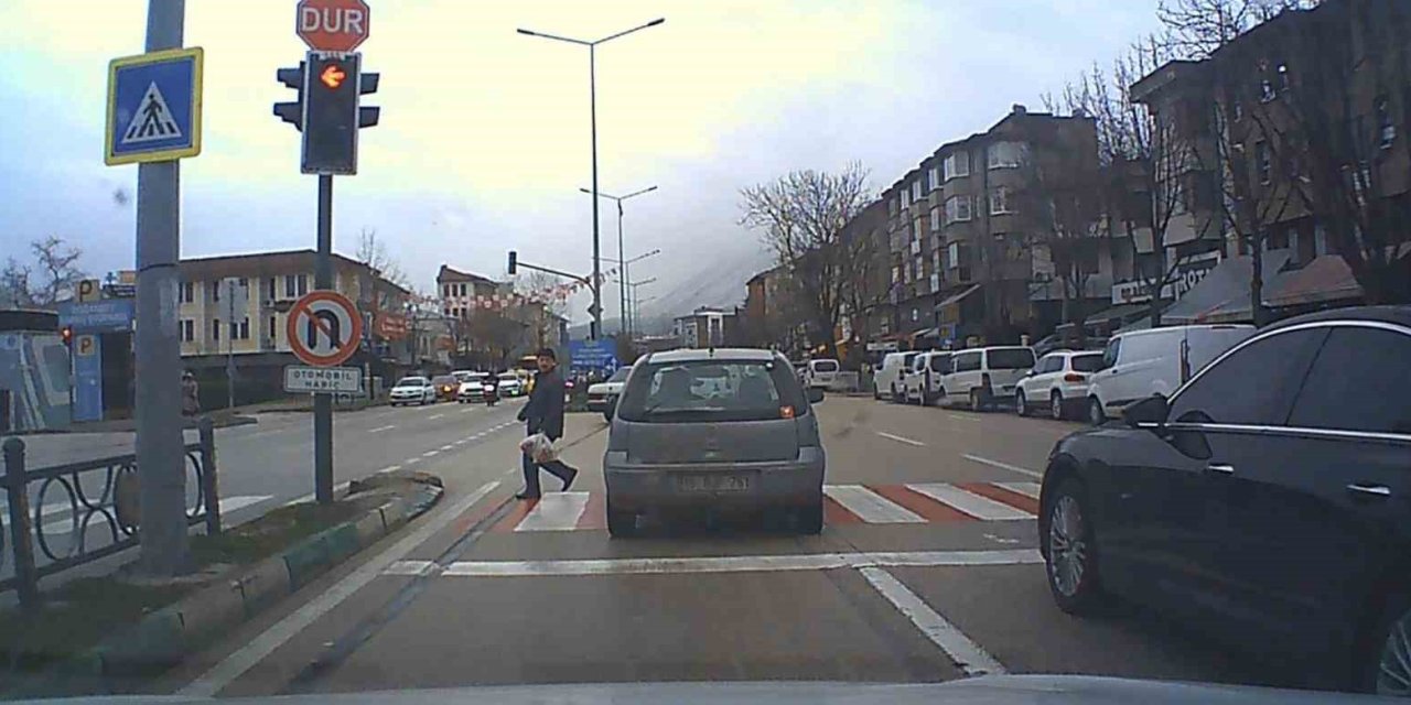 Kırmızı Işık İhlali Az Kalsın Kaza Getiriyordu!