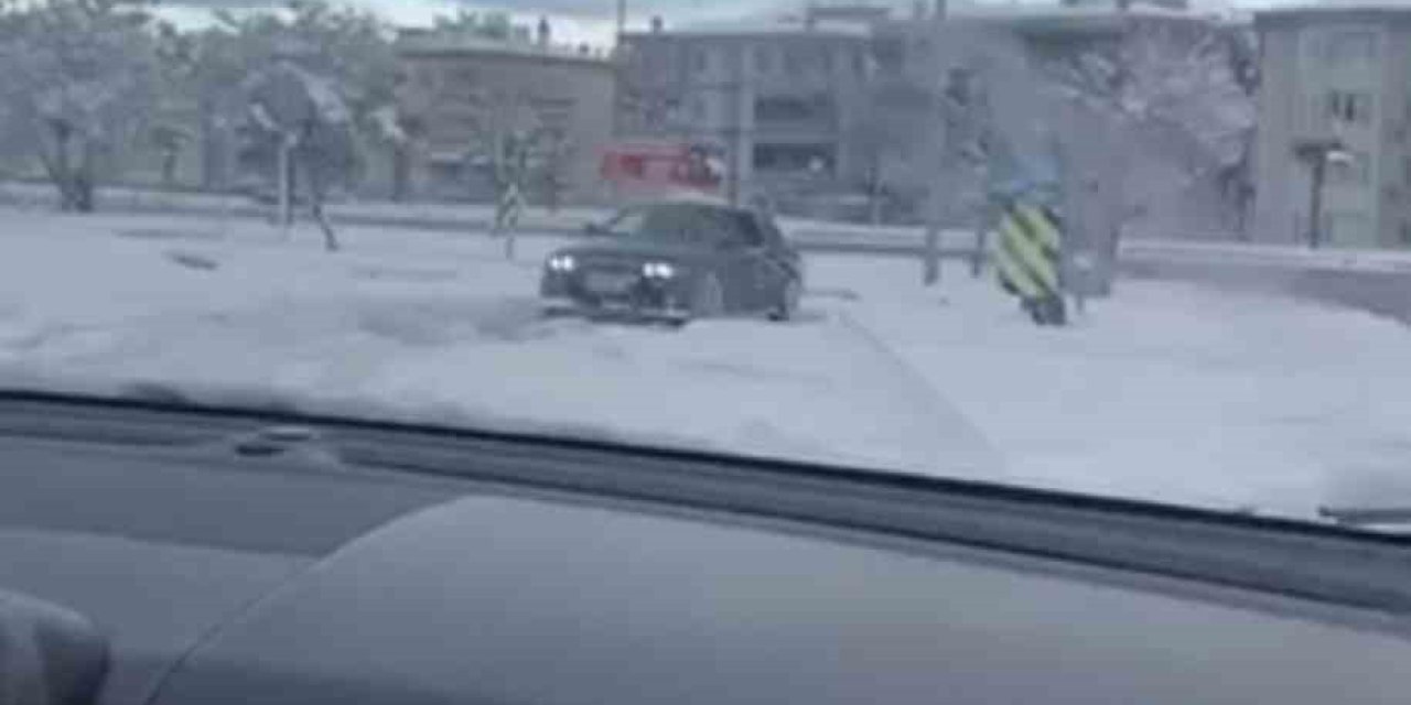 Kar Yağışını Fırsat Bildi, Kavşakta Drift Attı