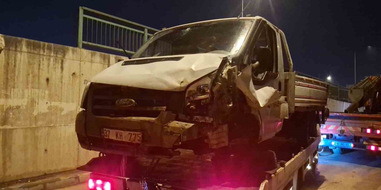 Akıl Almaz Trafik Kazası: Demir Bariyerler Araçların Üzerine Düştü