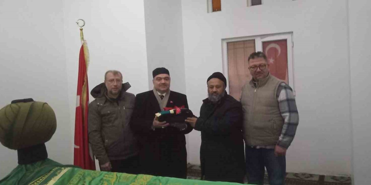 Karadona Hamza Bey’in Türbesine Sakal-ı Şerif Hediye Edildi