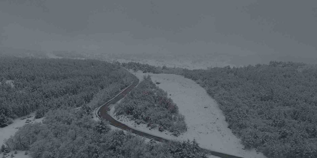 Yüksek Rakımlı Dağlarının Karla Kaplı Hali Havadan Görüntülendi