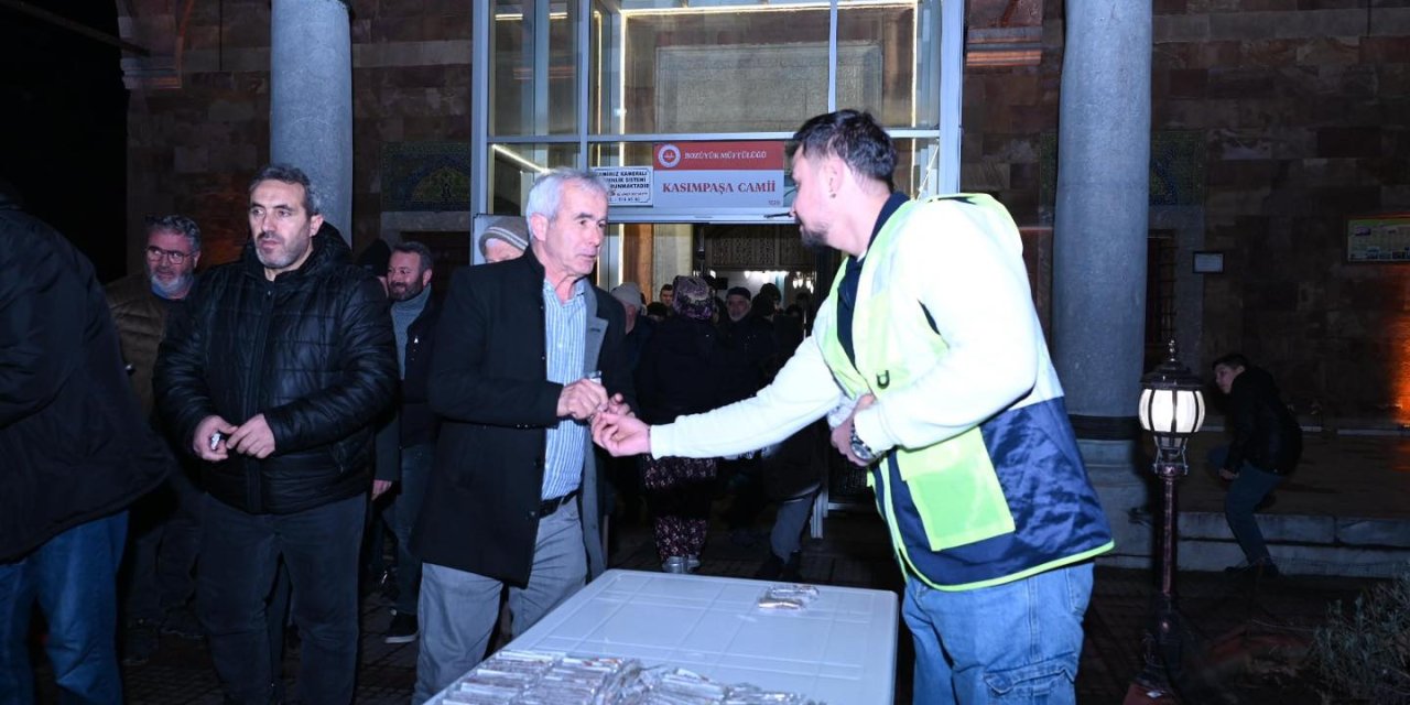 Bozüyük'te Vatandaşlara Kandil İkramı