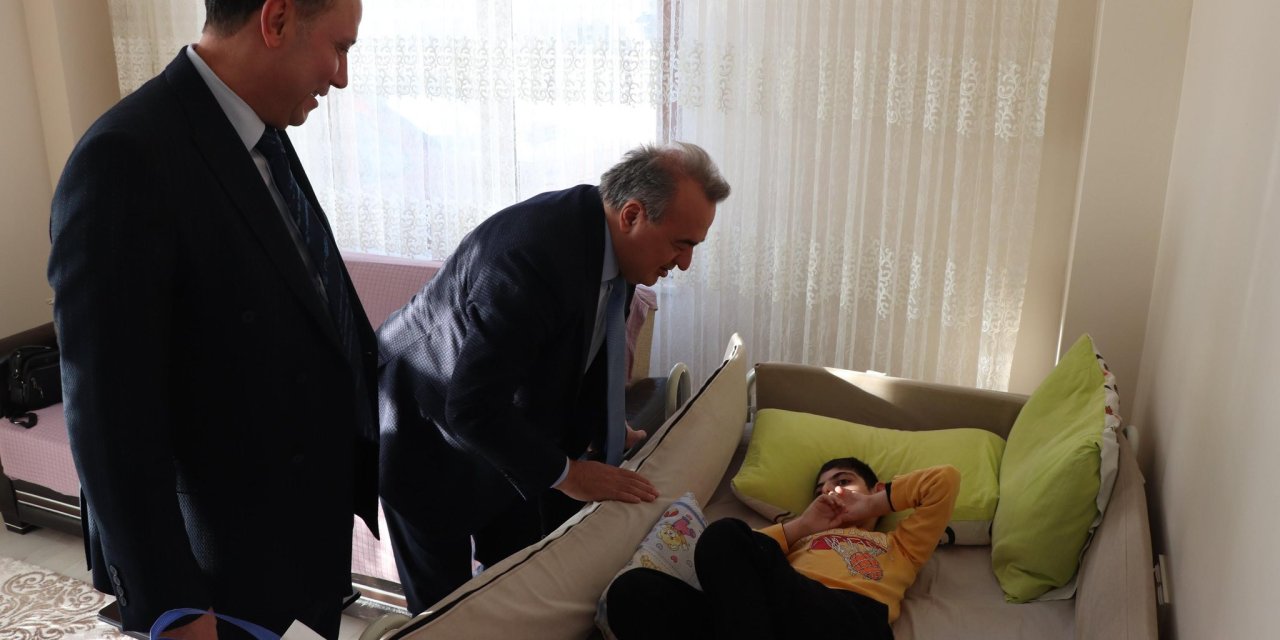 Kaymakam Öztürk, Evde Eğitim Gören Öğrenciye Karnesini Verdi