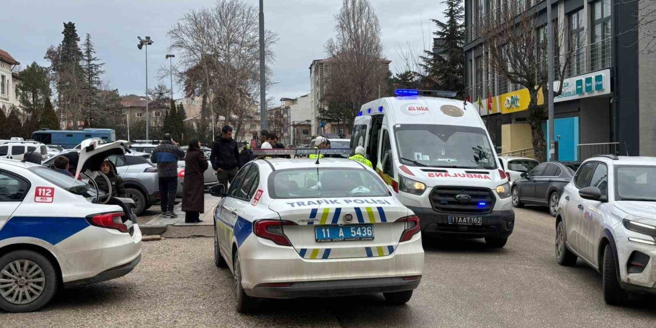 Otomobile Çarpmamak İçin Ani Fren Yapan Motosikletli Yaralandı