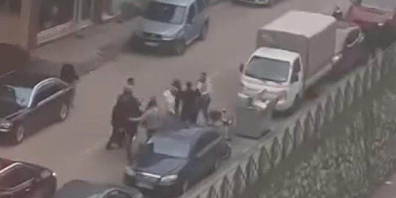 Yol Ortasında Kavga Trafiği Kilitledi