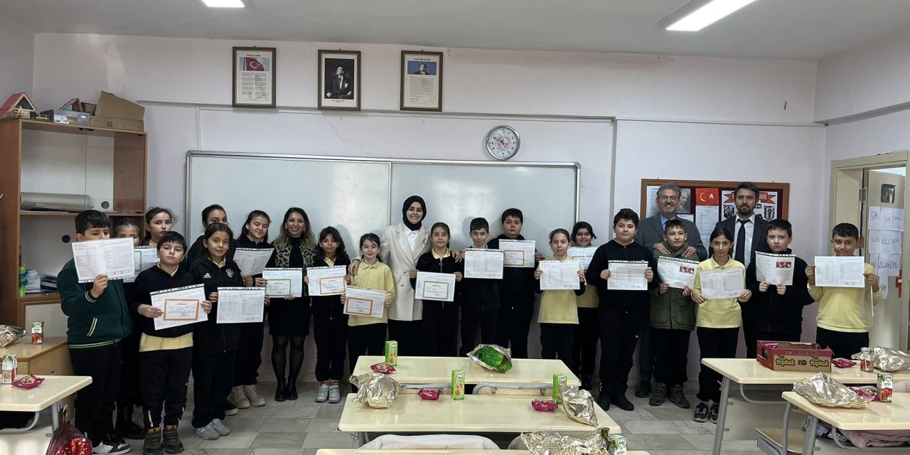 Kaymakam Kılıç, Öğrencilere Karnelerini Verdi