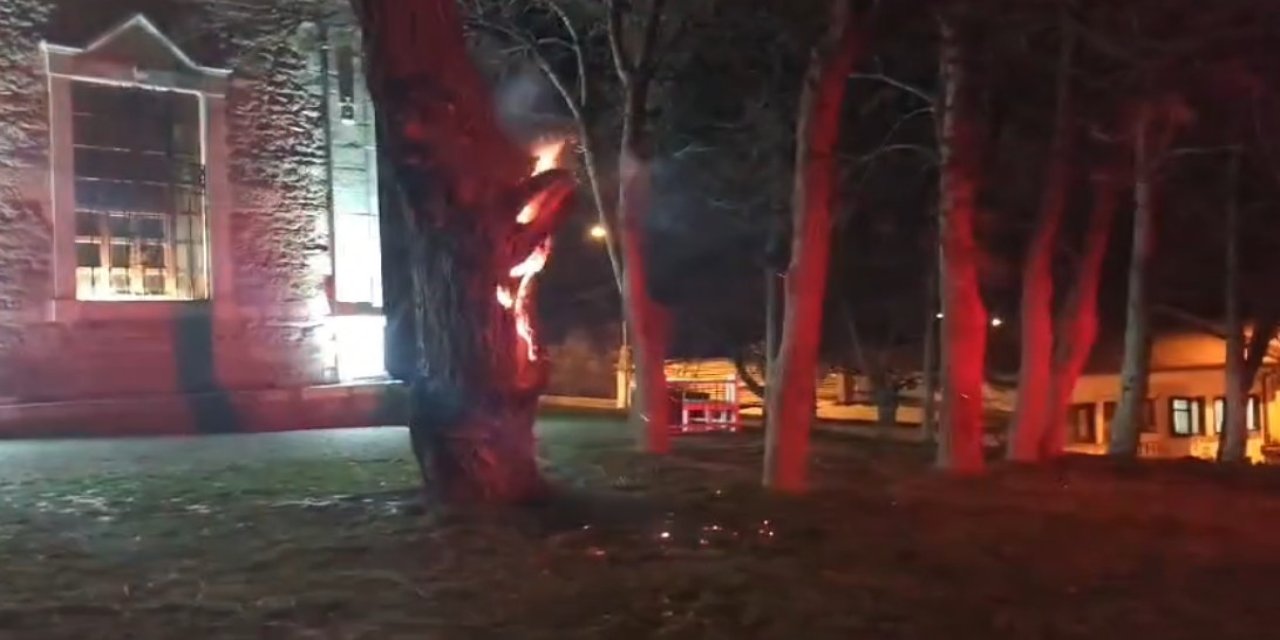 Tarihi Ermeni Kilisesi Önündeki Tarihi Ağaç Ateşe Verildi