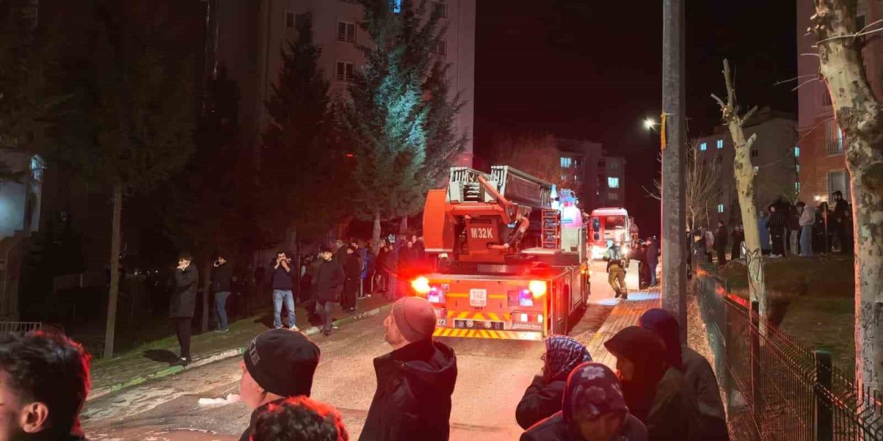 Ev Yangını: 1’i Çocuk 3 Kişi Dumandan Etkilendi