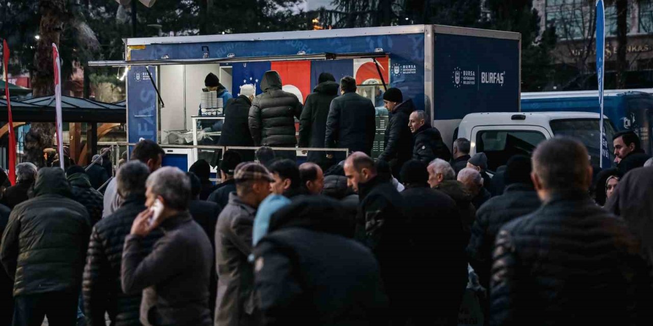 Belediyeden Vatandaşa Sıcak Çorba İkramı