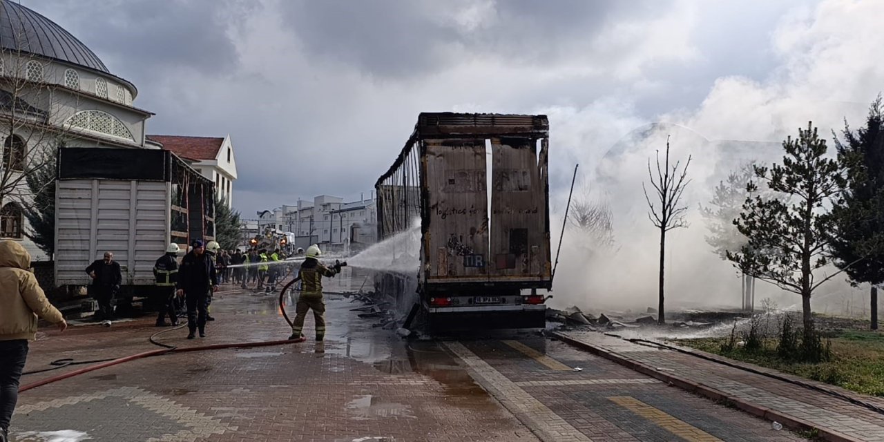 Park Halindeki Sünger Ve Mobilya Yüklü Tır Dorseleri Alev Alev Yandı