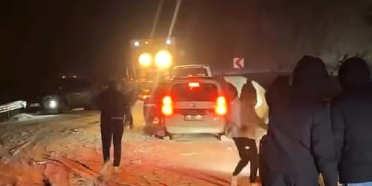 Kar Yağışı Nedeniyle 20 Araç Yolda Mahsur Kaldı
