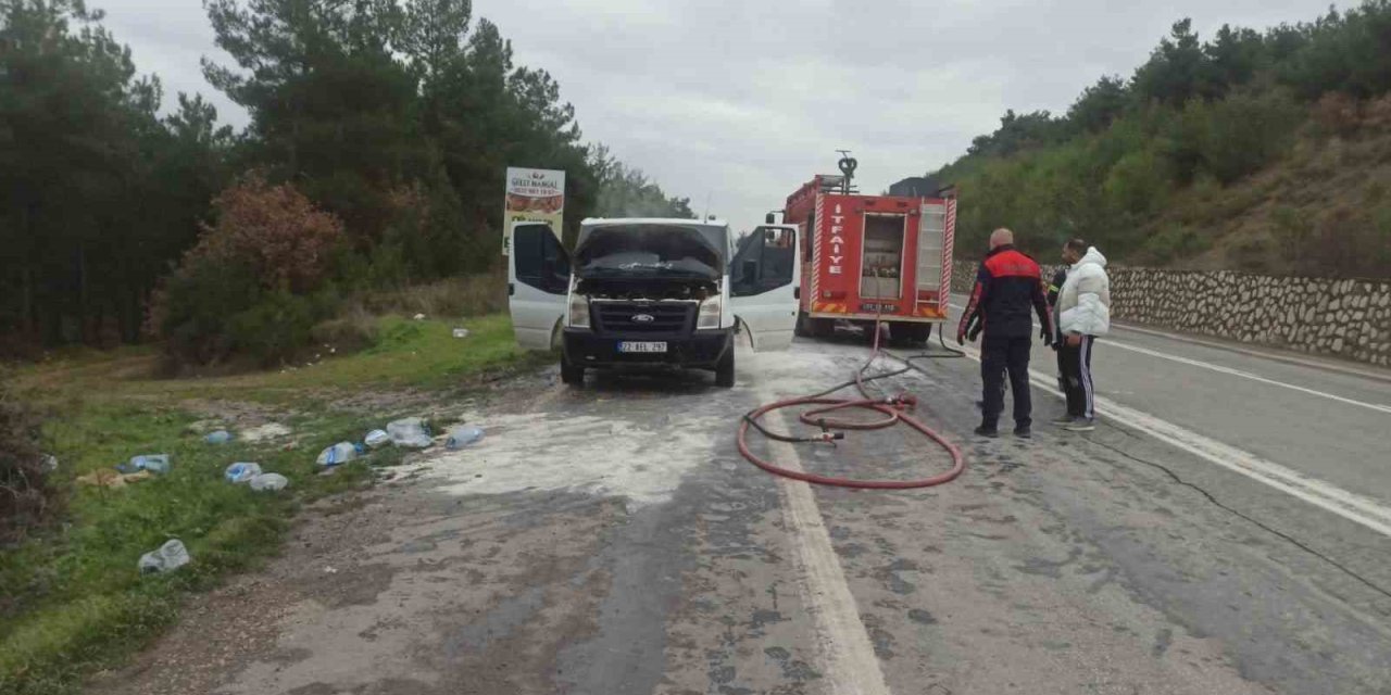 Seyir Halindeki Ticari Araç Bir Anda Alev Aldı
