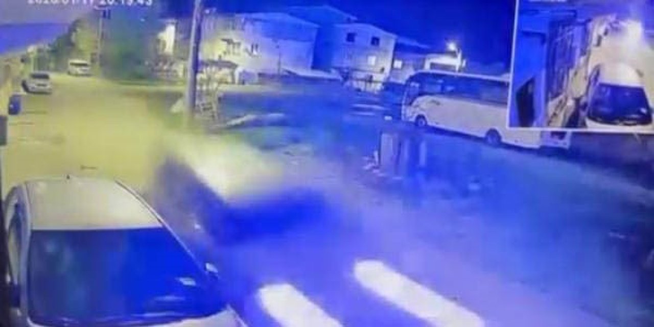 Park Halindeki Otomobile Çarpıp Kaçtı