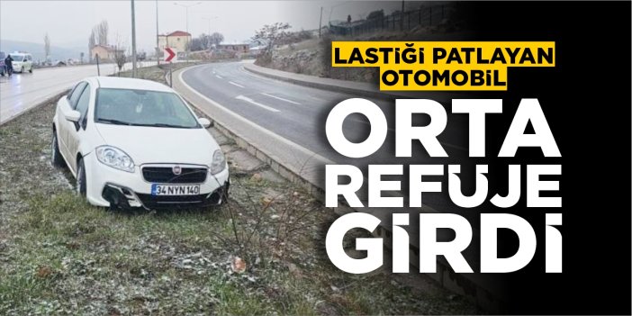 Lastiği patlayan otomobil orta refüje girdi