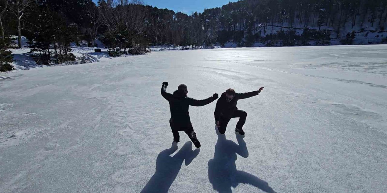 Üzerinde Çökertme Oynadığı, Buzu Kesip Suya Girdi