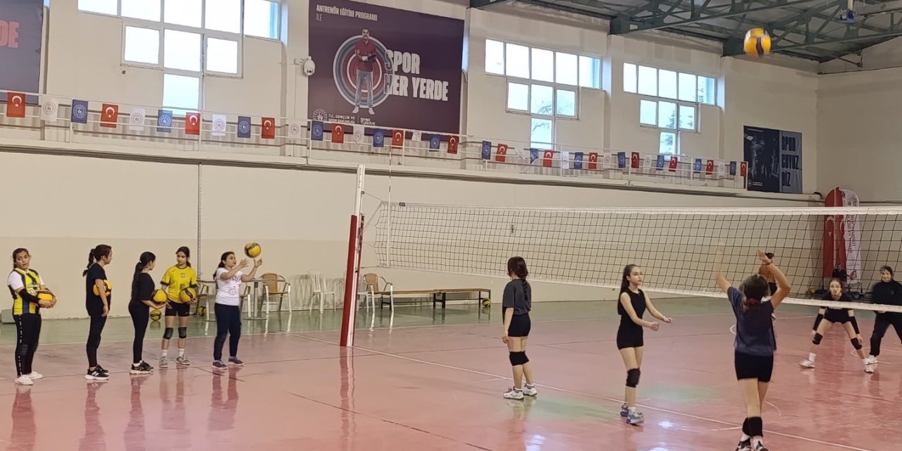 Spor Okullarında Voleybol Antrenmanları Devam Ediyor