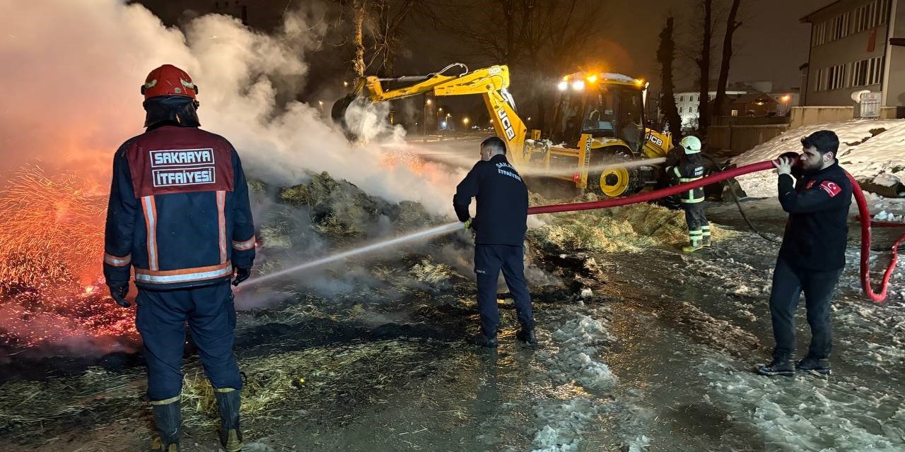 Saman Yüklü Kamyon Alev Aldı, Uyuyan Sürücü Facianın Eşiğinden Döndü