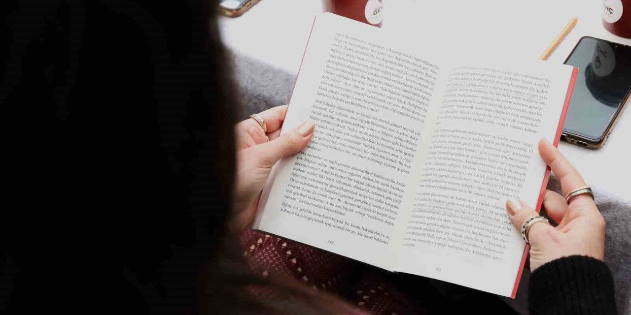 Kitapseverlerden Kolektif Okuma Etkinliği