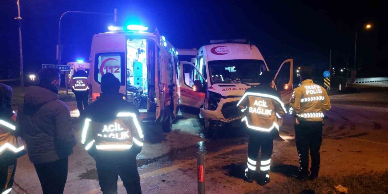 Hasta Taşıyan Ambulans İle Otomobil Çarpıştı 1 Kişi Yaralandı