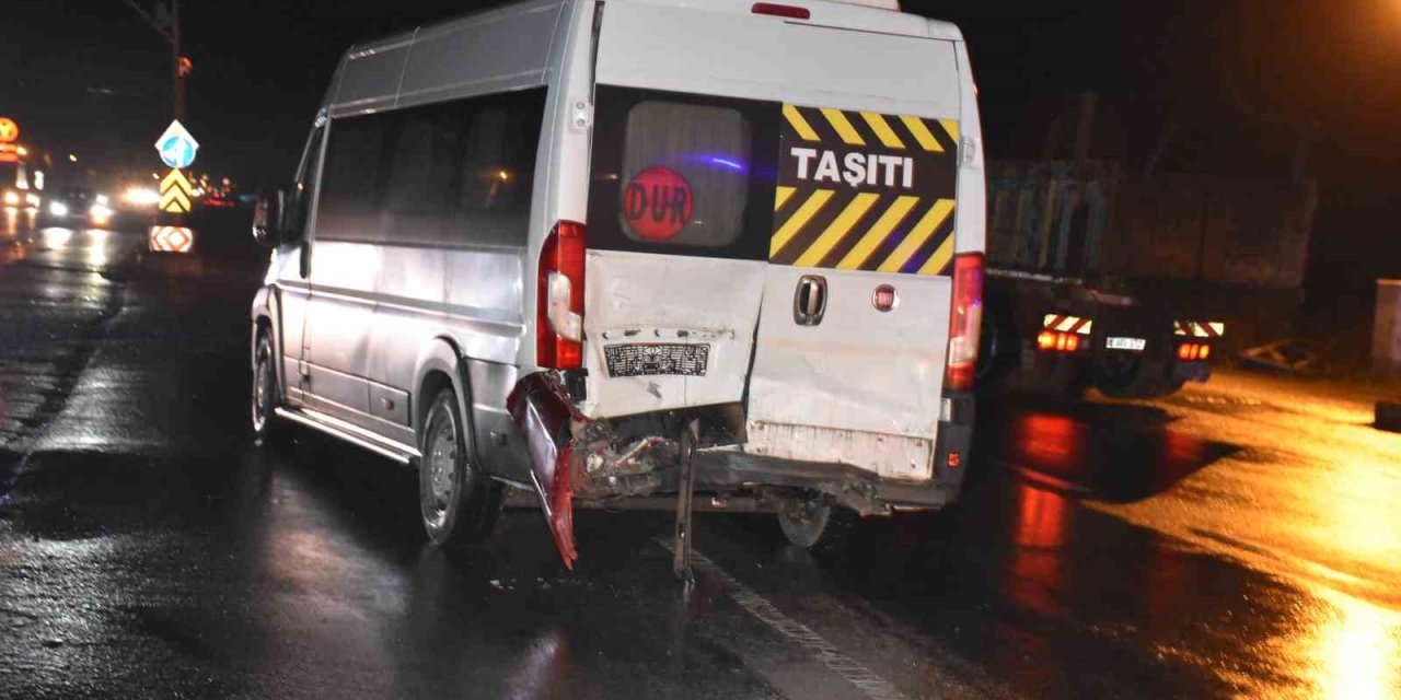 Servis Minibüsüyle Çarpışan Otomobil Sürücüsü Kaçtı