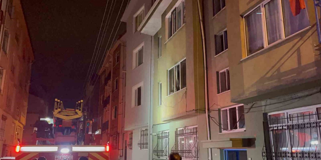 Araç Alev Aldı, Esnaf Yangın Tüpleriyle Koştu