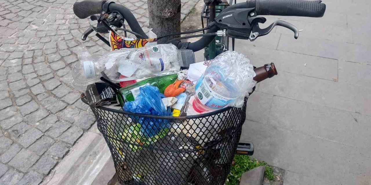 Aylardır Ağaca Kilitli Duran Bisikleti Çöp Kutusuna Çevirdiler