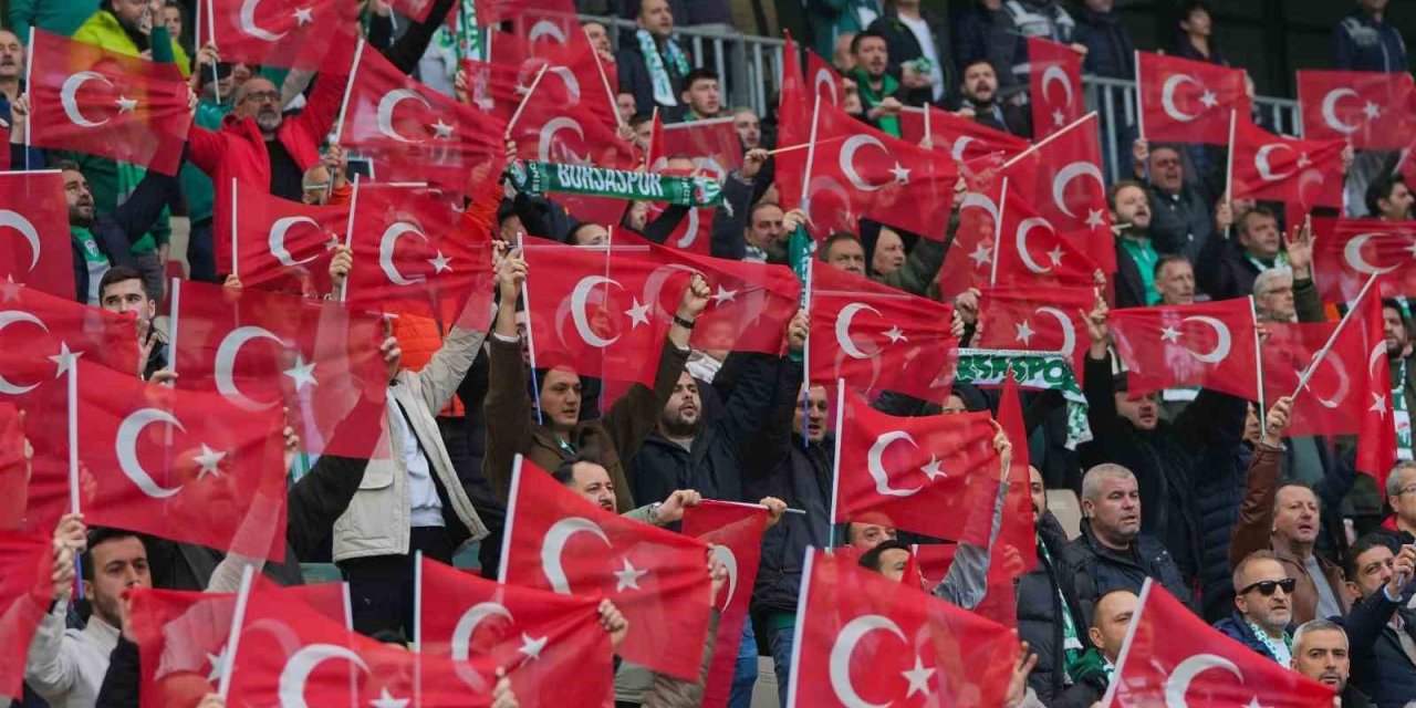 Tribünler Türk Bayraklarıyla Donatıldı