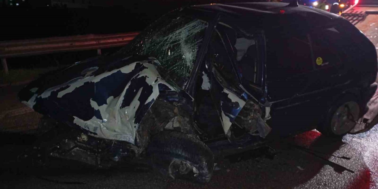 Bariyerlere Çarpan Araçta 2 Kişi Ağır Yaralandı