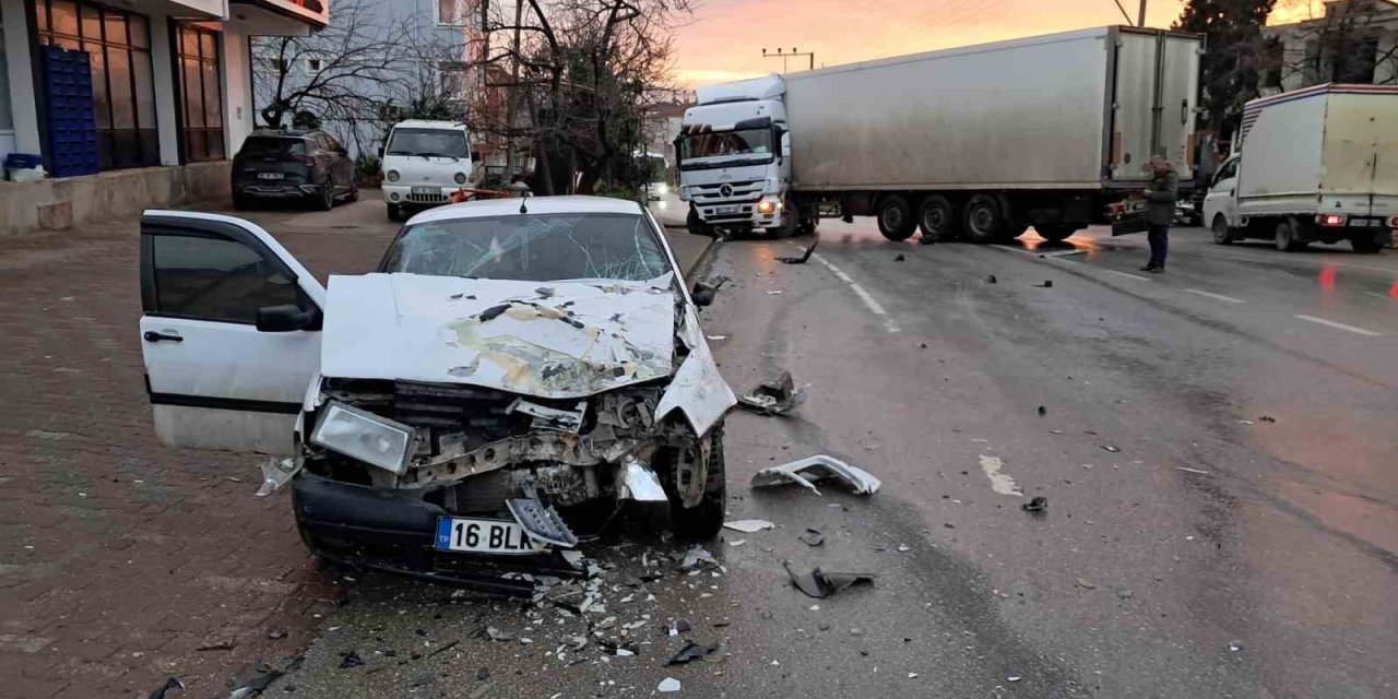 Karşı Şeride Geçen Tır, Otomobille Kafa Kafaya Çarpıştı