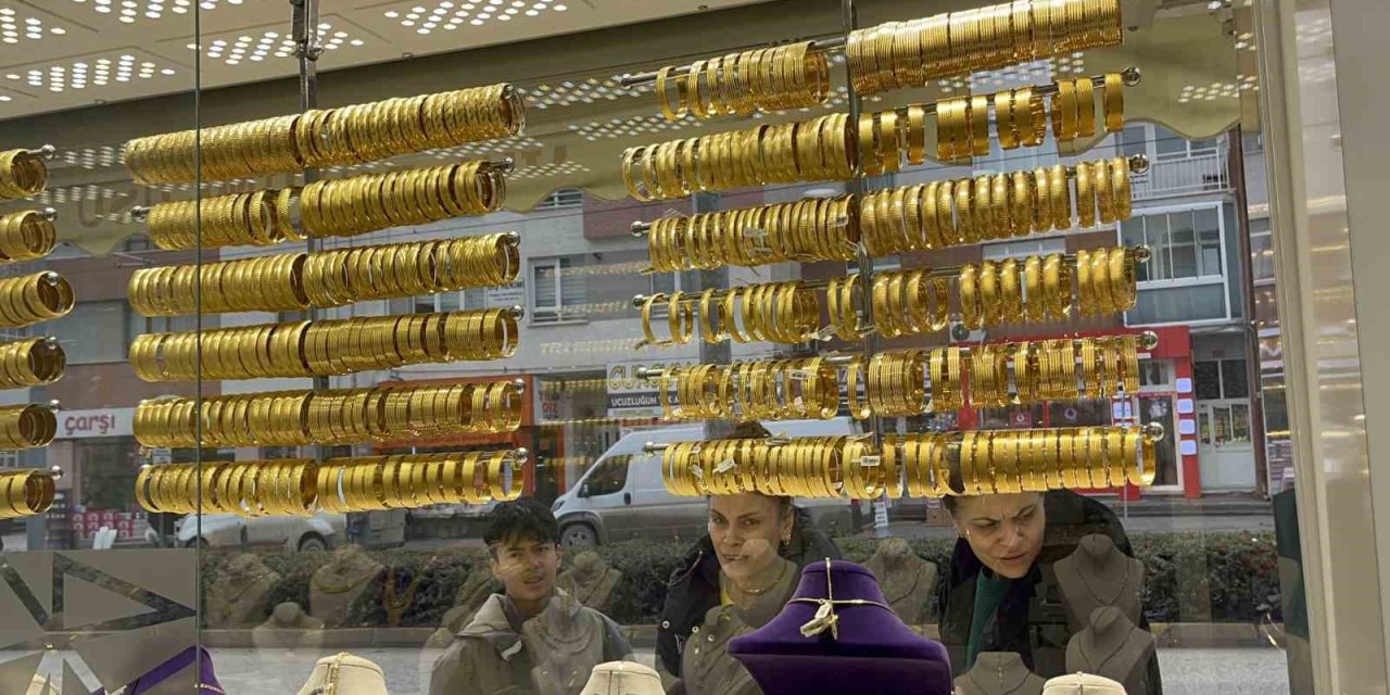 Sahte Bilezikleri Verip Fazla Altın Almak İsterken Yakalandı
