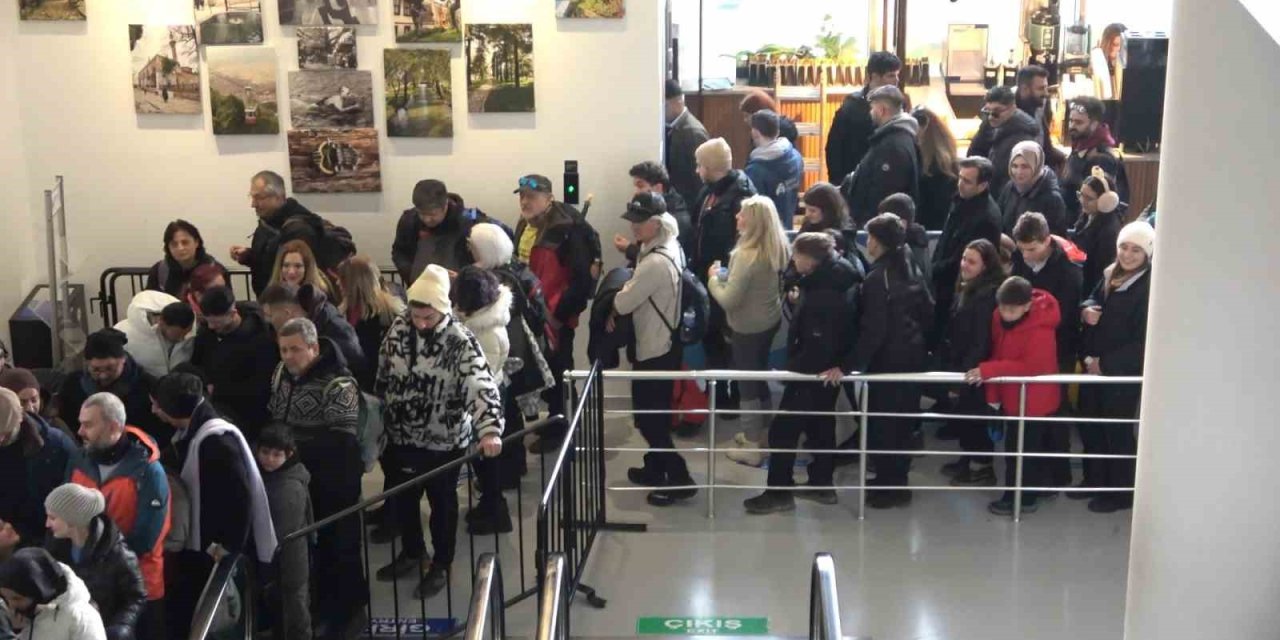 UIudağ'a çıkmak isteyenler teleferikte yoğunluk oluşturdu