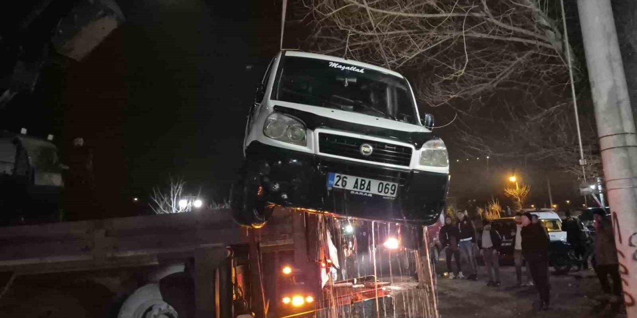 El Freni Çekilmeyen Araç, Porsuk Çayı’na Düştü!