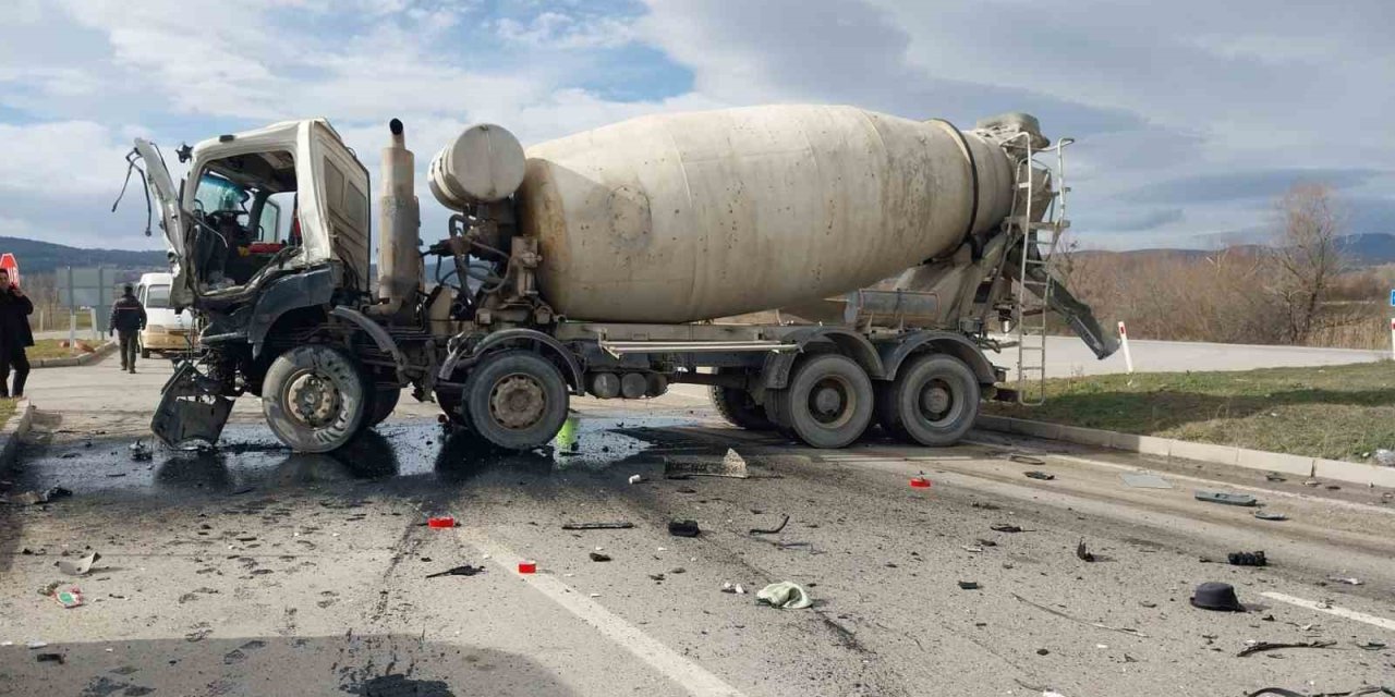 Beton Mikserleri Çarpıştı! 2 Kişi Yaralandı