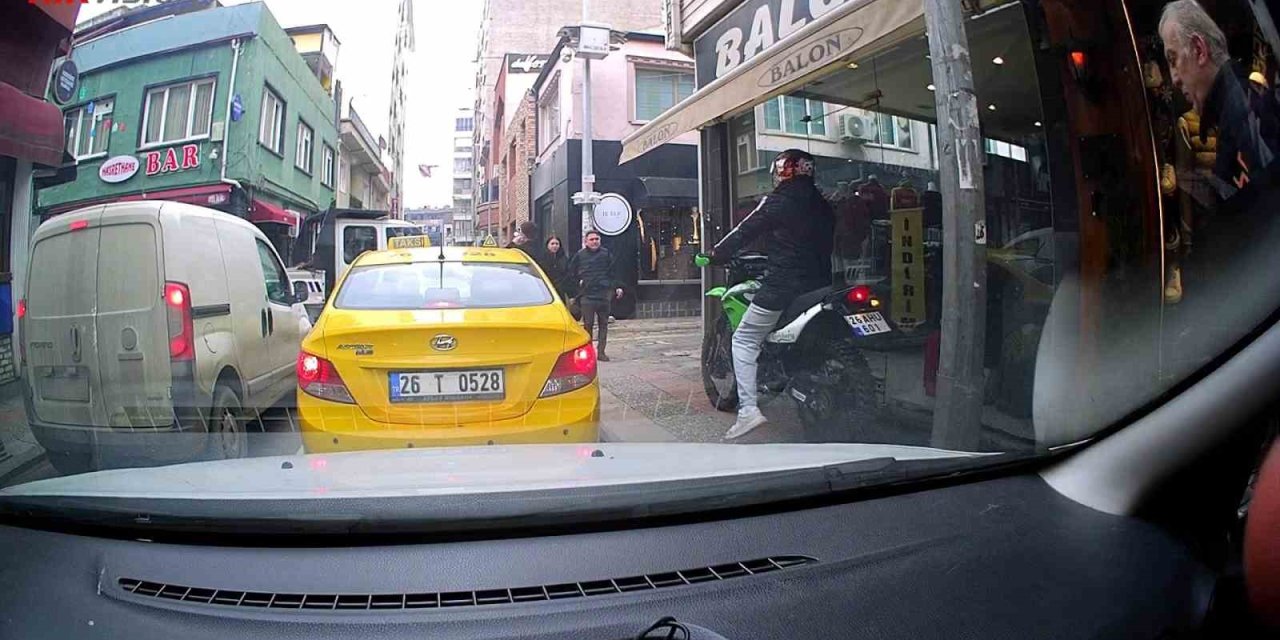 Trafikte Kırmızı Işıkta Beklememek İçin Kaldırıma Çıktı