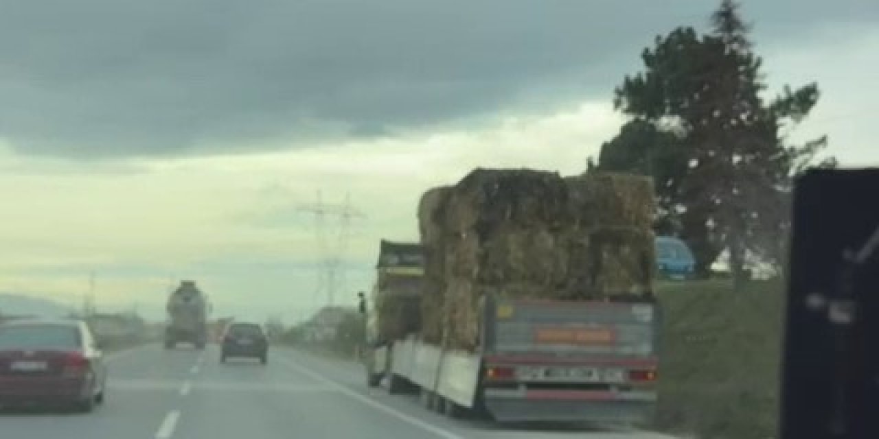 Seyir Halindeki Tırdan Düşen Saman Balyaları Trafiği Tehlikeye Attı