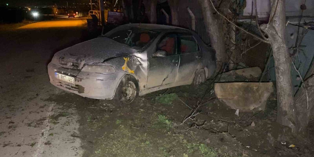 Kontrolden Çıkan Otomobil Ağaca Çarptı