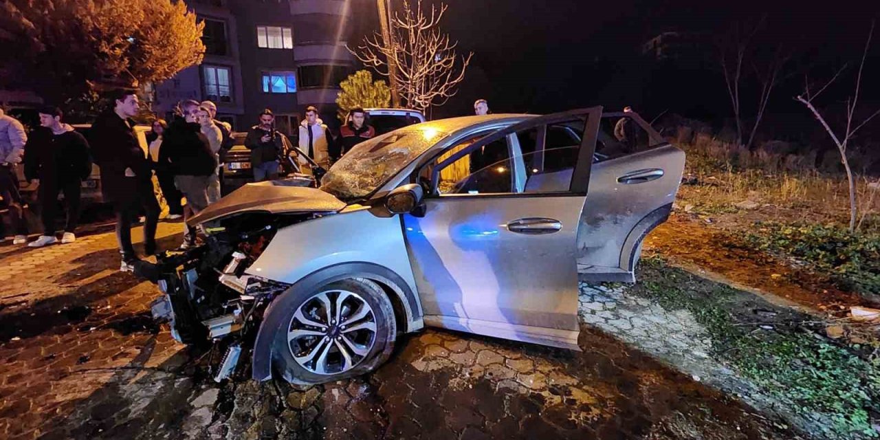 İki Aracın Kafa Kafaya Çarpıştığı Feci Kazada Can Pazarı!