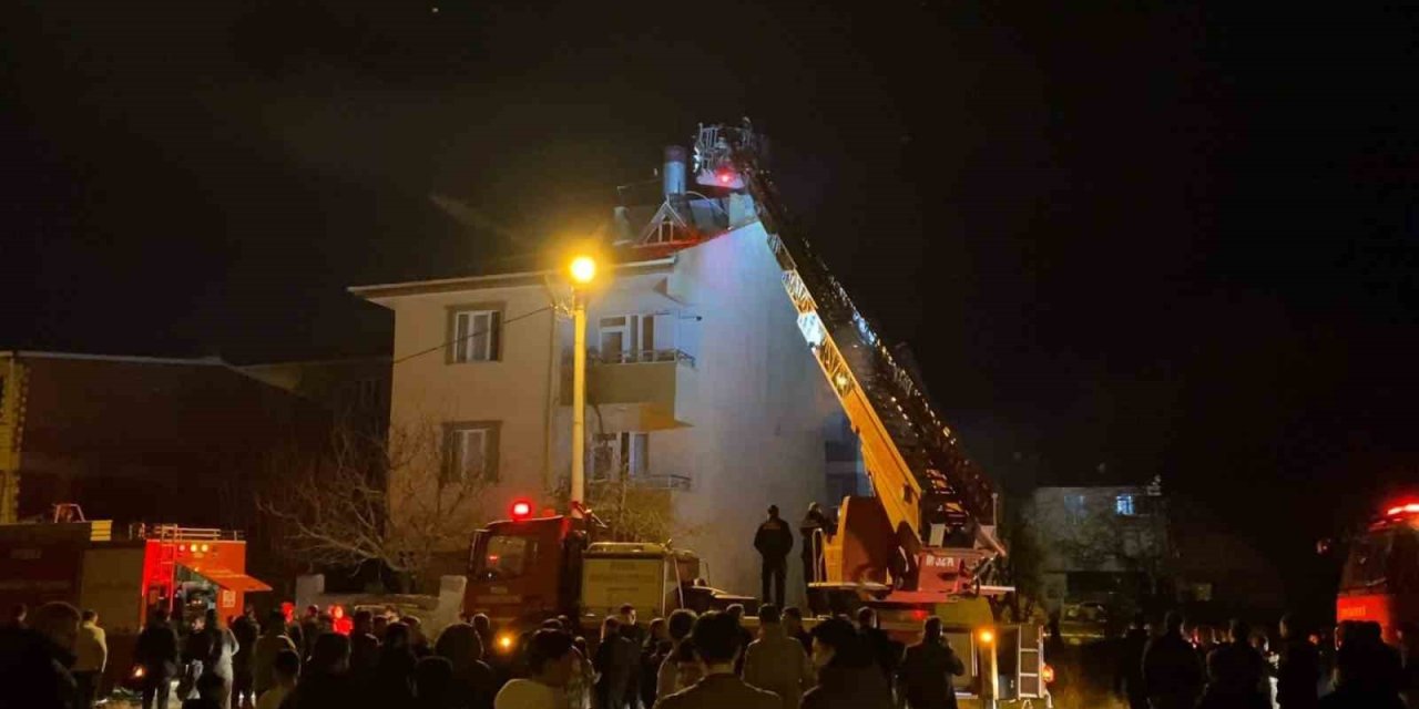 3 Katlı Binanın Çatısında Yangın