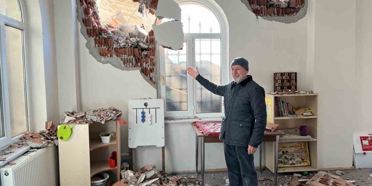 Çöken Duvar Yolu Da Camiyi De Kapattı