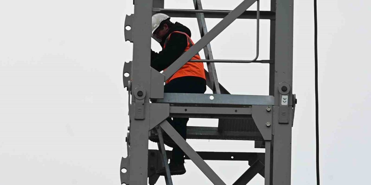 Tonlarca Yükü Metrelerce Yükseklikte Adeta İğne Deliğinden Geçiriyorlar