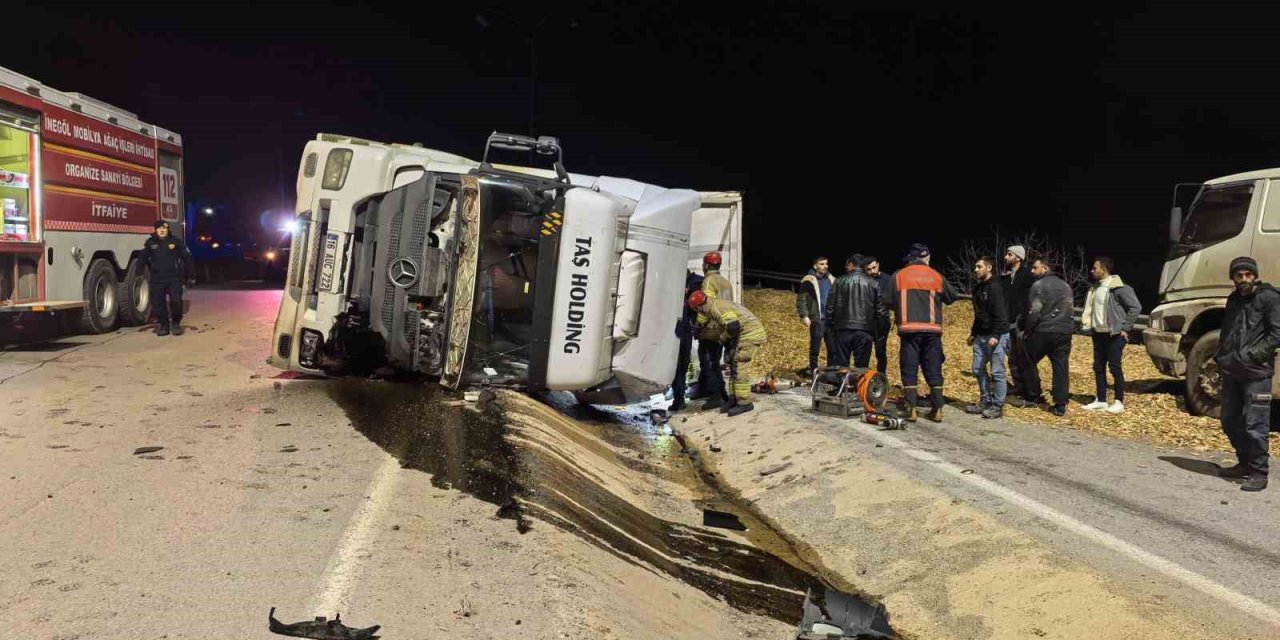 Talaş Yüklü Tır Devrildi! Araçta Sıkışan Genç Sürücü Hayatını Kaybetti