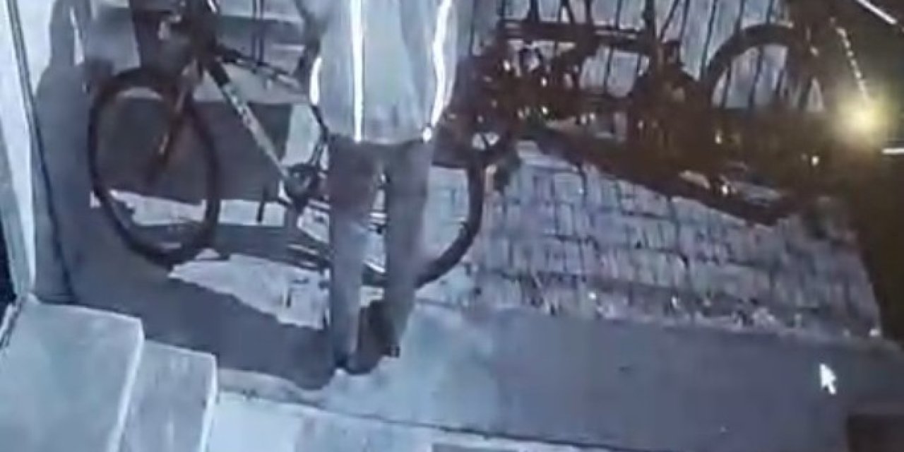 Balkondaki Motosiklet Ekipmanlarını Çaldı