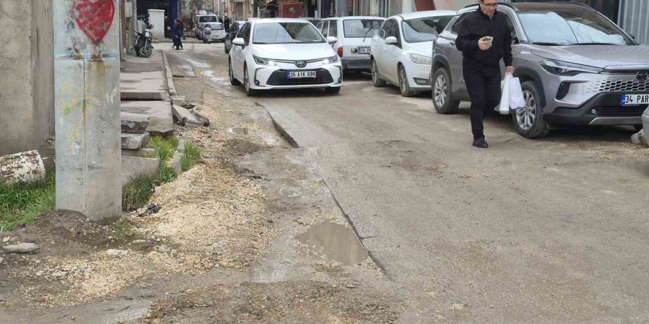 Altyapı Çalışmaları Sırasında Bozulan Sokağın Onarılması Bekleniyor