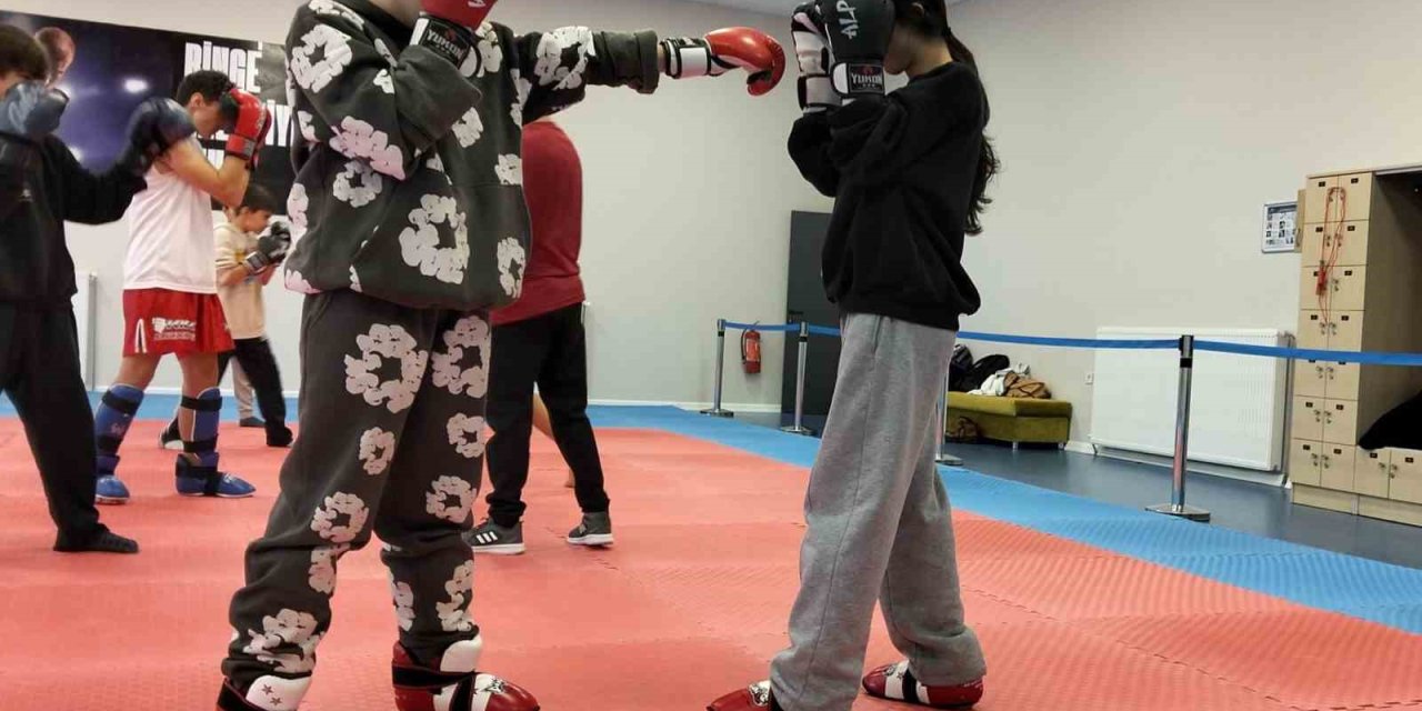 Genç Sporcular Kick Boks İle Zamanlarını Sporla Değerlendiriyor