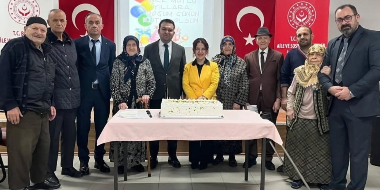 Huzurevinde Doğum Günü Sevinci