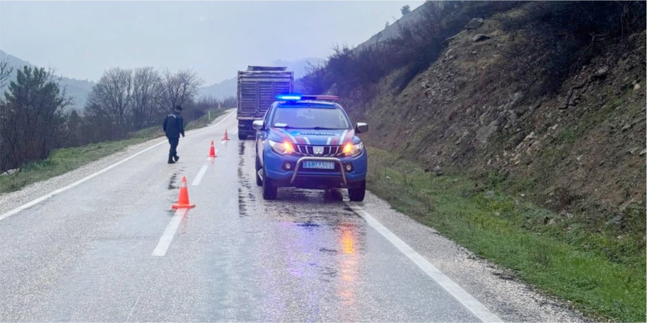 Yolda kalan araca jandarma yardım etti