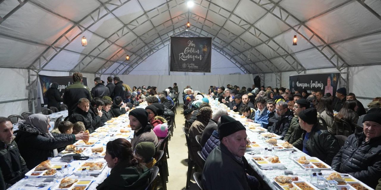 İftar Yemeğine Binlerce Kişi Katıldı