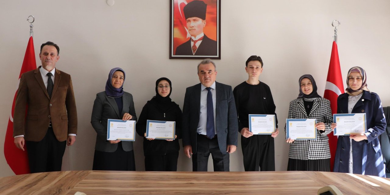 Kaymakam Öztürk, Başarılı Öğrencileri Tebrik Etti