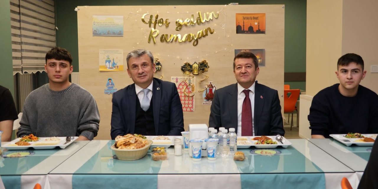 Müdür Şimşek Öğrencilerle İftarda Buluştu