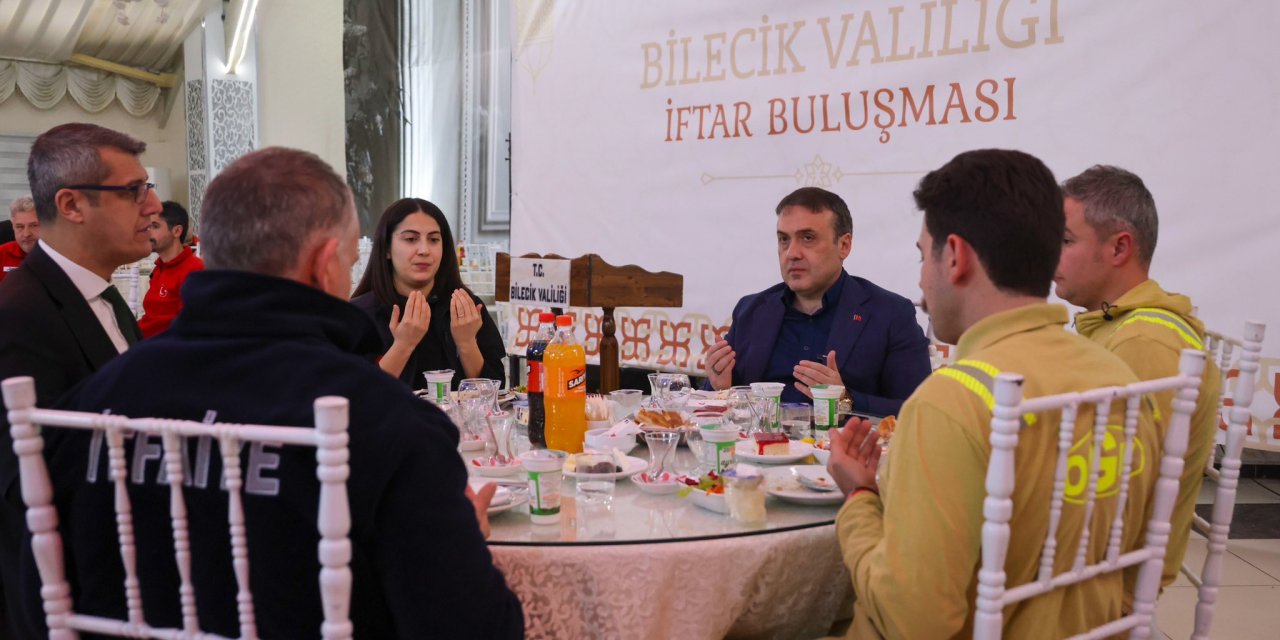 Vali Sözer, yangın kahramanlarıyla iftarda buluştu
